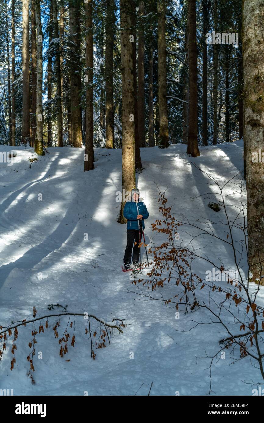 Escursioni con racchette da neve nella foresta di Bregenz, Schneeschuhwandern von Sibratsgfäll - Schönebach. Ingeborg Kuhn im Winterwald, paese delle meraviglie innevate, Vorarlberg Foto Stock