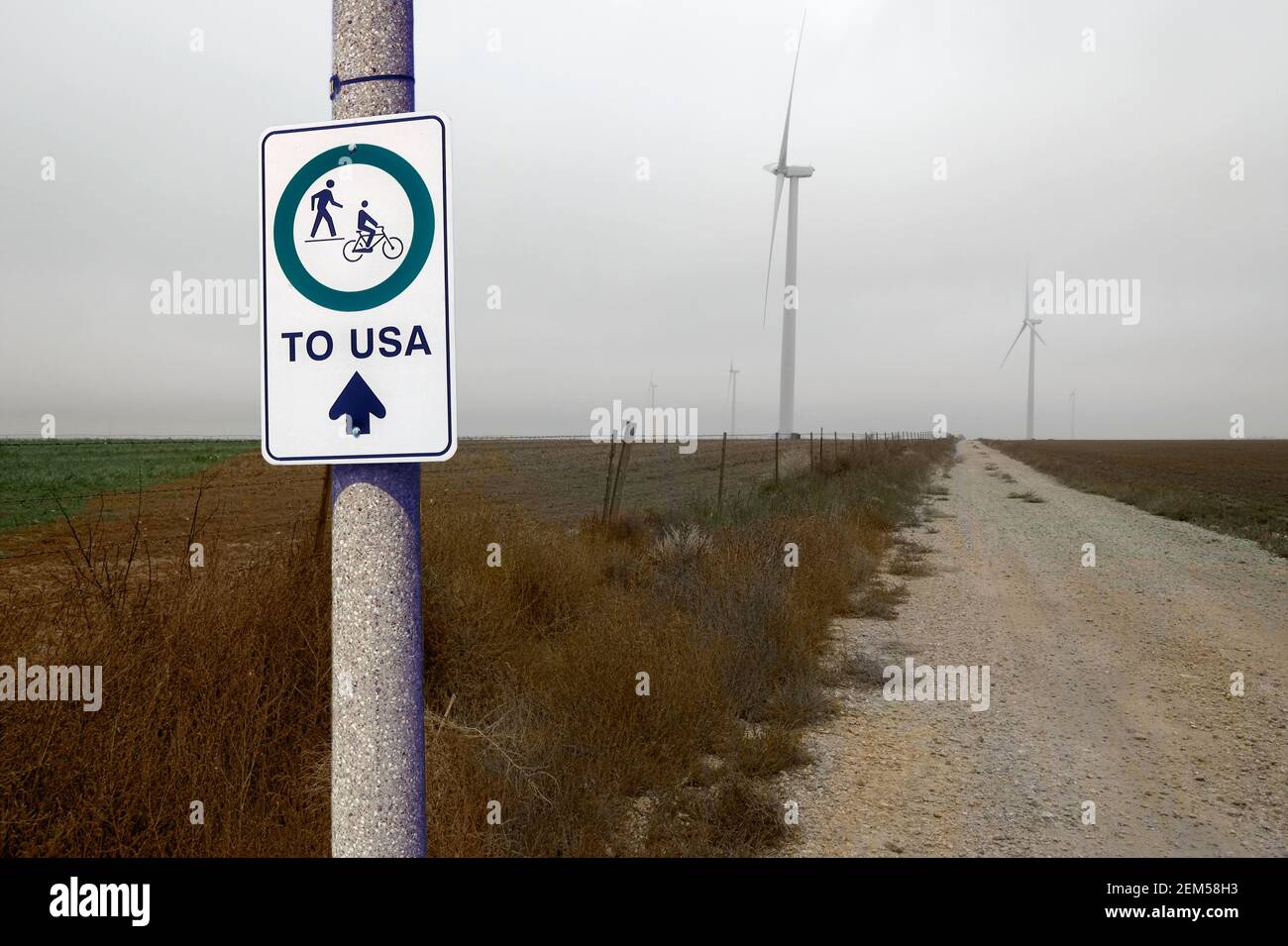 Il segno direzionale verso gli Stati Uniti mostra il concetto di crisi di immigrazione illegale del Messico degli Stati Uniti. Foto Stock