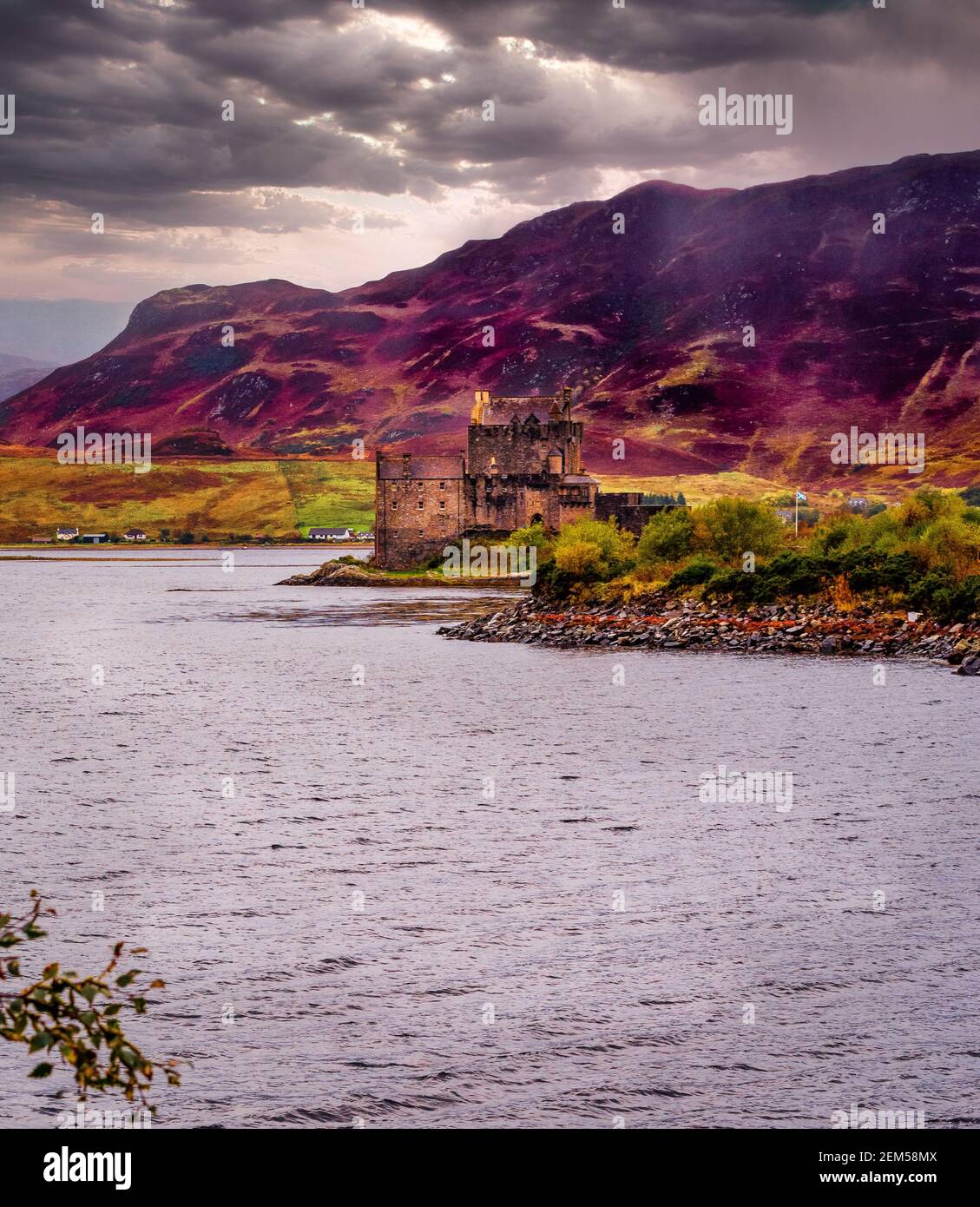 Lo spettacolare castello di Eilean Donan in Scozia attraverso Loch Duich Foto Stock