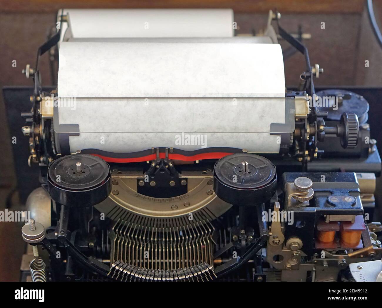 Macchina da scrivere automatizzata con carta bianca in rotolo Foto Stock Macchina da scrivere automatizzata con carta bianca in rotolo Foto Stock