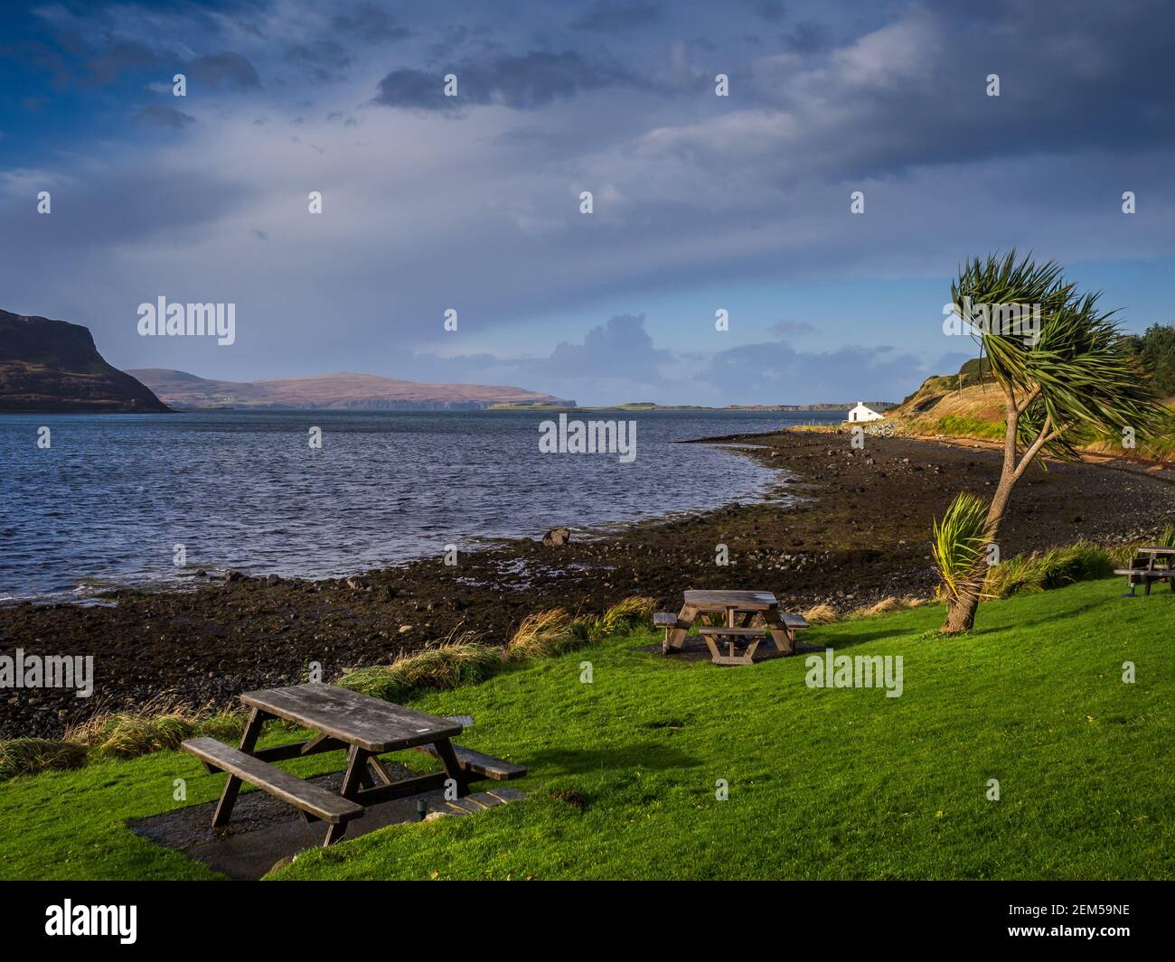 Vista sul giardino dello Stein Inn verso Loch Bay sull'isola di Skye in Scozia. Foto Stock