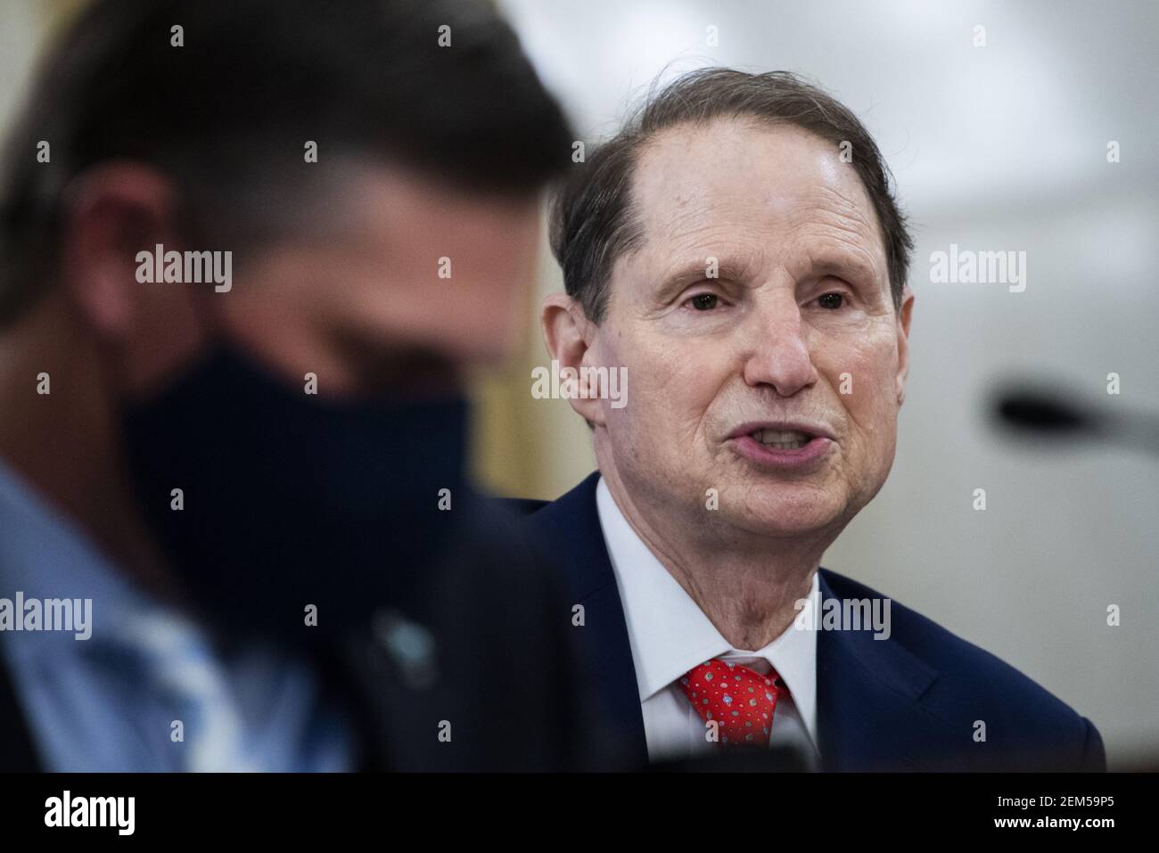 Washington, Stati Uniti. 24 Feb 2021. Il Sen. Ron Wyden, D-Ore., domanda William Burns, candidato per il direttore dell'Agenzia di intelligenza centrale, durante la sua audizione di conferma del Comitato di intelligence del Senato a Russell, edificio dell'Ufficio del Senato a Capitol Hill, Washington, DC, il 24 febbraio 2021. Foto in piscina di Tom Williams/UPI Credit: UPI/Alamy Live News Foto Stock