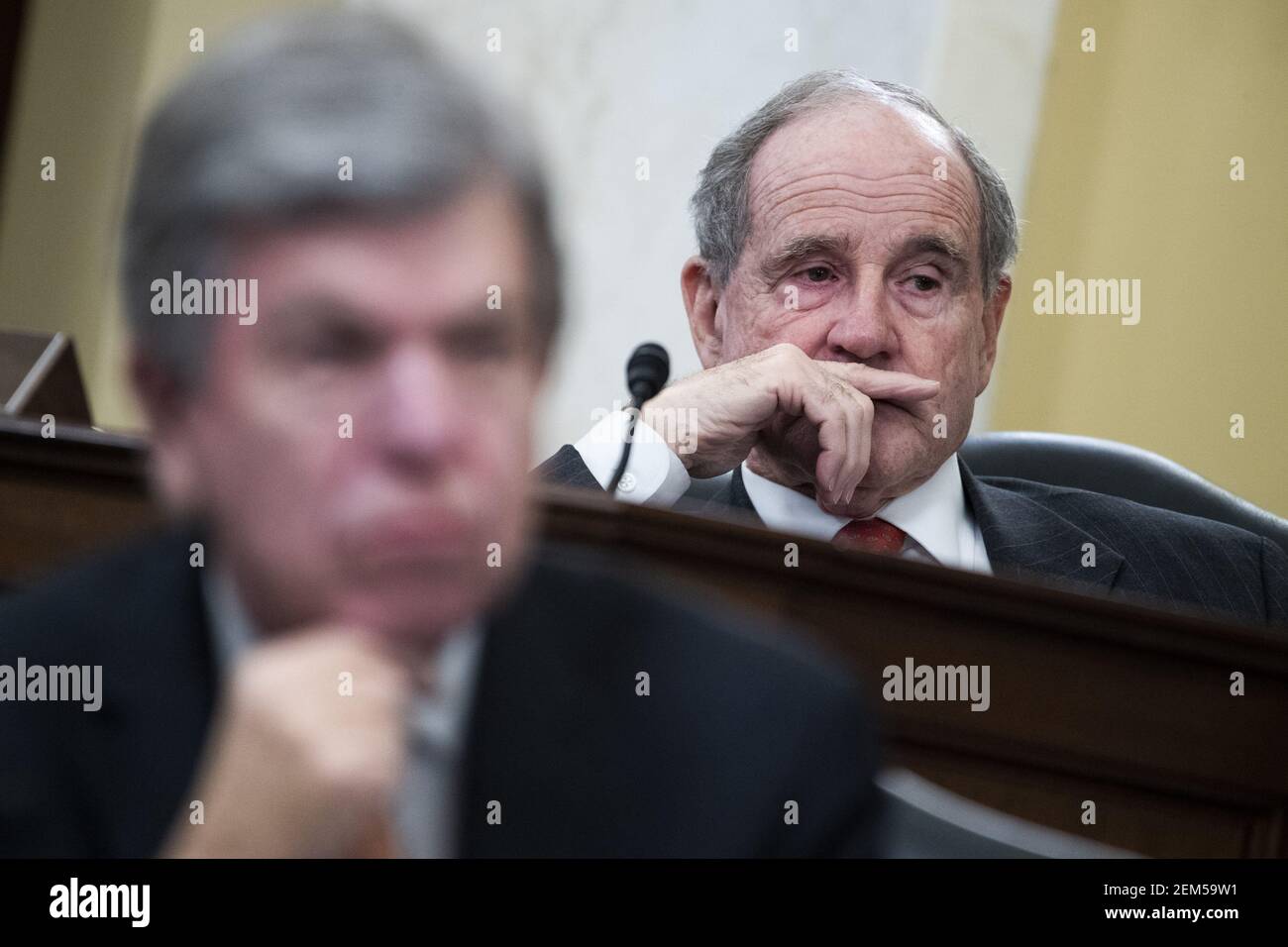 Washington, Stati Uniti. 24 Feb 2021. SENS. Jim Risch, R-Idaho, Right, e Roy Blunt, R-Mo., partecipano all'audizione di conferma del Comitato di intelligence del Senato per William Burns, nominato direttore dell'Agenzia di intelligenza centrale, presso l'Ufficio del Senato di Russell Building a Capitol Hill a Washington, DC il 24 febbraio 2021. Foto in piscina di Tom Williams/UPI Credit: UPI/Alamy Live News Foto Stock