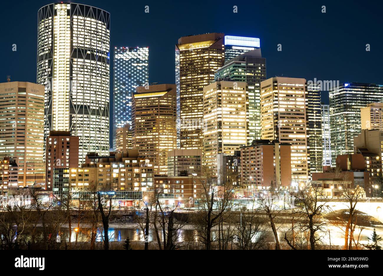 Calgary Alberta Canada, gennaio 30 2021: Una lunga esposizione fotografia di notte dei punti di riferimento del centro di una città canadese Foto Stock