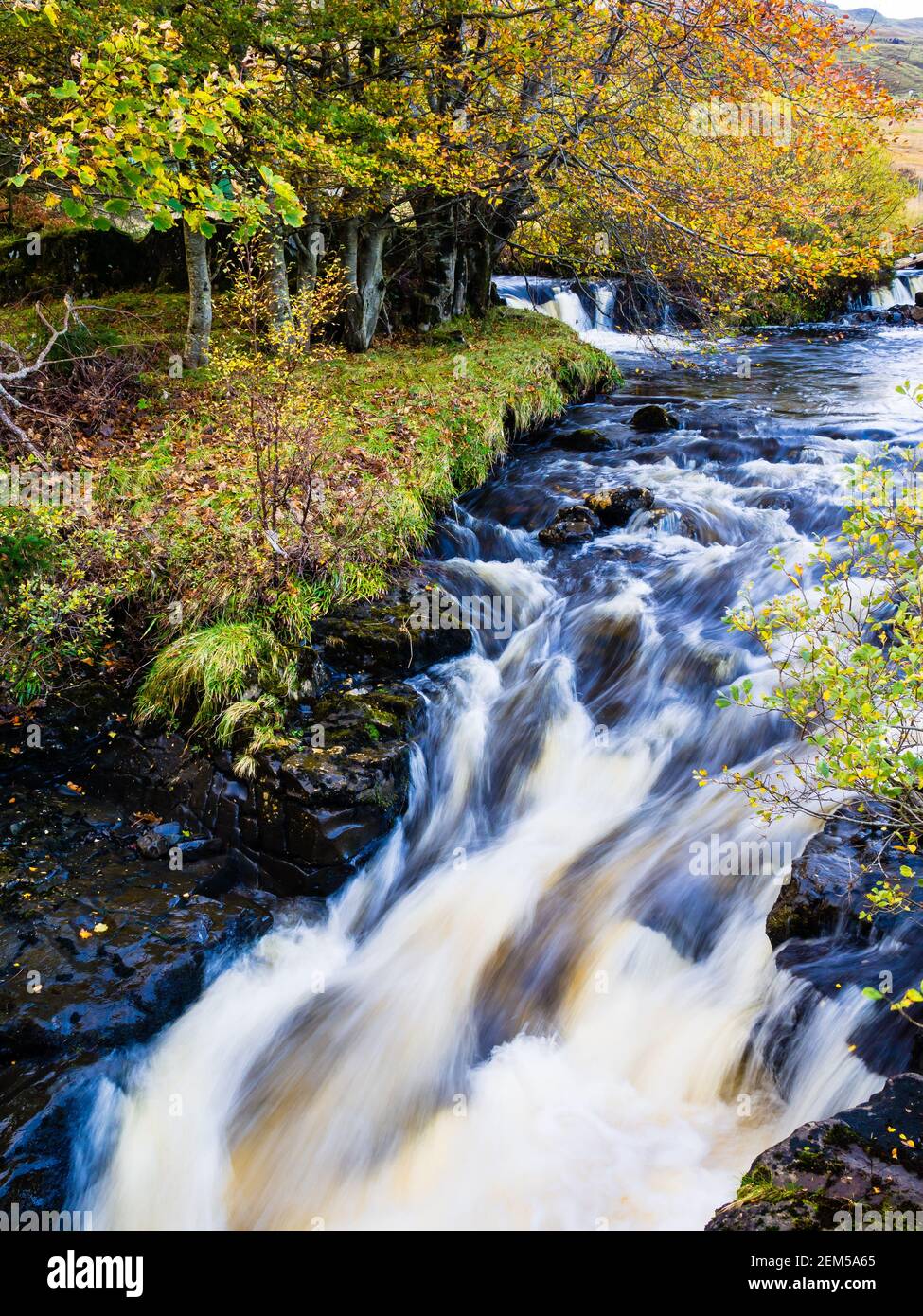 Cascata che scorre giù per la collina in una giornata autunnale a. Glenbrittle sull'isola di Skye Foto Stock