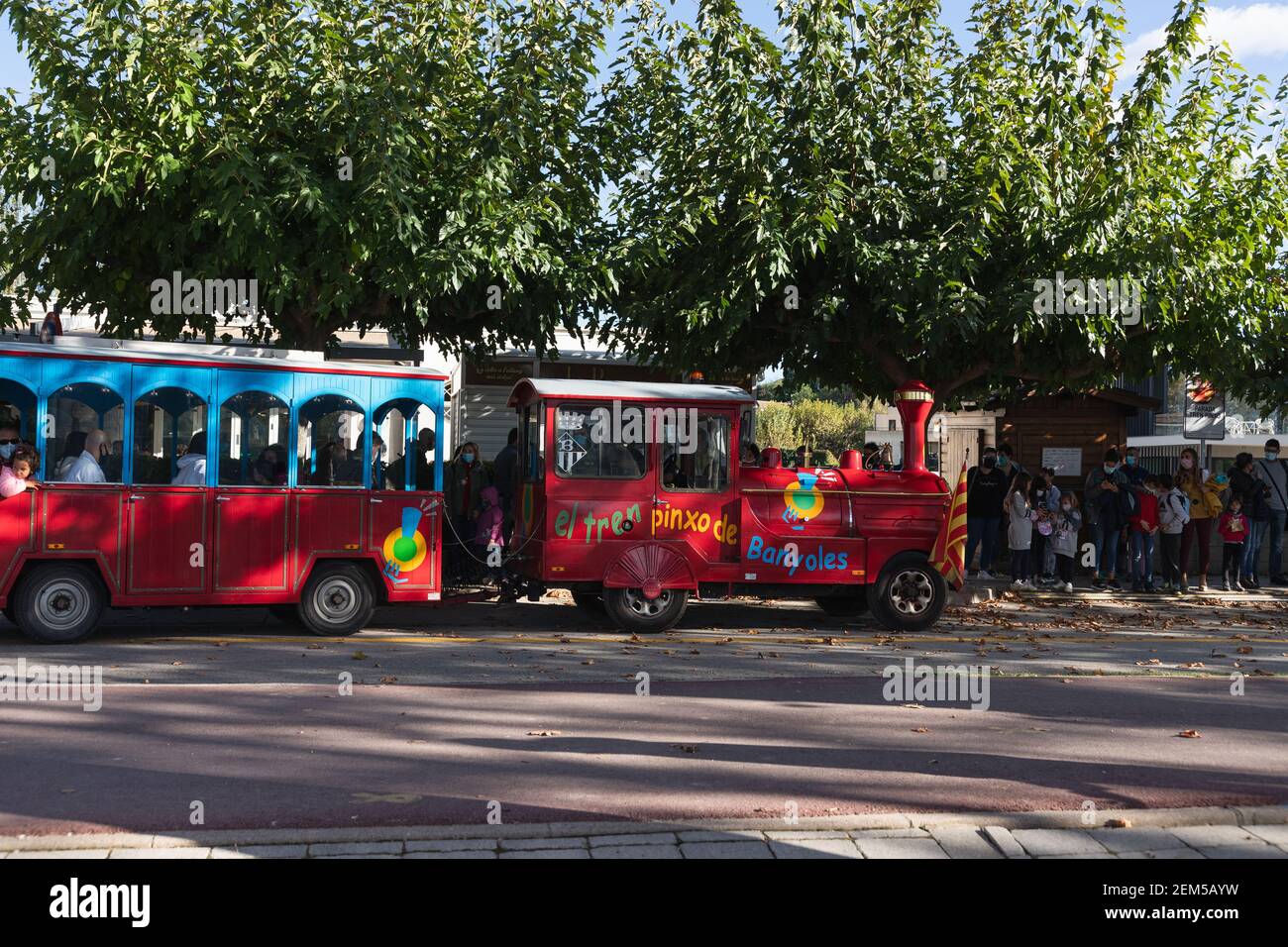 BANYOLAS, SPAGNA - 11 OTTOBRE 2020: I bambini e i loro genitori aspettano il treno che circonda il lago di Banyolas indossando maschere durante il covid-19 pa Foto Stock