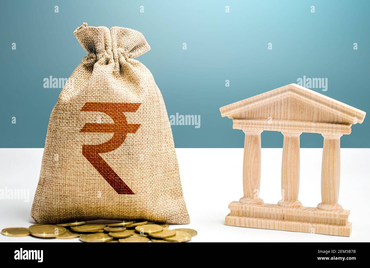 Borsa di denaro rupia indiana e edificio bancario / governativo. Bilancio, sistema finanziario nazionale. Allocazione delle risorse. Sostenere le imprese in crisi. Lendin Foto Stock