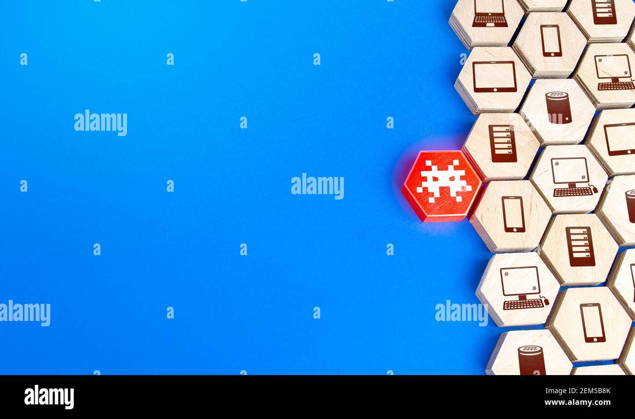 Virus attacca la rete con dispositivi elettronici. Minaccia di infezione da malware di computer, dispositivi mobili e altoparlanti intelligenti. Riservatezza, sicurezza di p Foto Stock