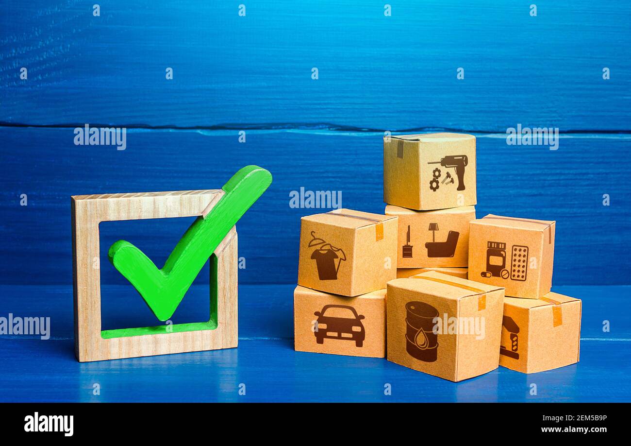 Caselle e segno di spunta verde. Accordo di libero scambio e di preferenze economiche. Verifica dei prodotti importati. Controllo di qualità. Commercio agreem Foto Stock