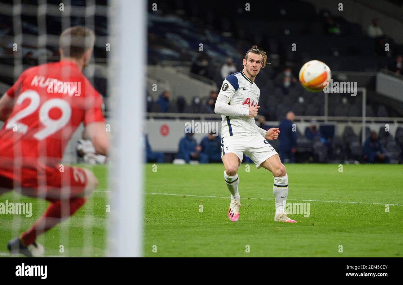 Londra, Regno Unito. 24 Feb 2021. Tottenham Hotspur Stadium, Londra, 24 febbraio 2021 Gareth Bale segna il terzo goal di Tottenham durante il round di campionato UEFA Europa del 32, seconda tappa al Tottenham Hotspur Stadium, Londra. Credito immagine : credito: Mark Pain/Alamy Live News Foto Stock