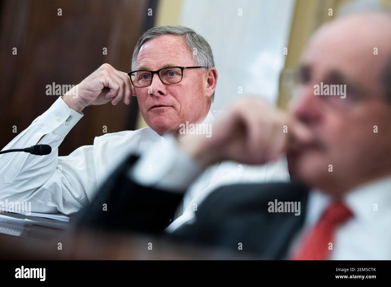 Il senatore degli Stati Uniti Richard Burr (Repubblicano della Carolina del Nord), a sinistra, ha rivolto domande a William Burns, candidato al direttore della Central Intelligence Agency, durante la sua audizione di conferma del Comitato di intelligence del Senato a Russell, edificio dell'Ufficio del Senato a Capitol Hill a Washington, DC, mercoledì 24 febbraio 2021. Il Sen. Jim Risch, R-Idaho, appare a destra.Credit: Tom Williams/Pool via CNP /MediaPunch Foto Stock
