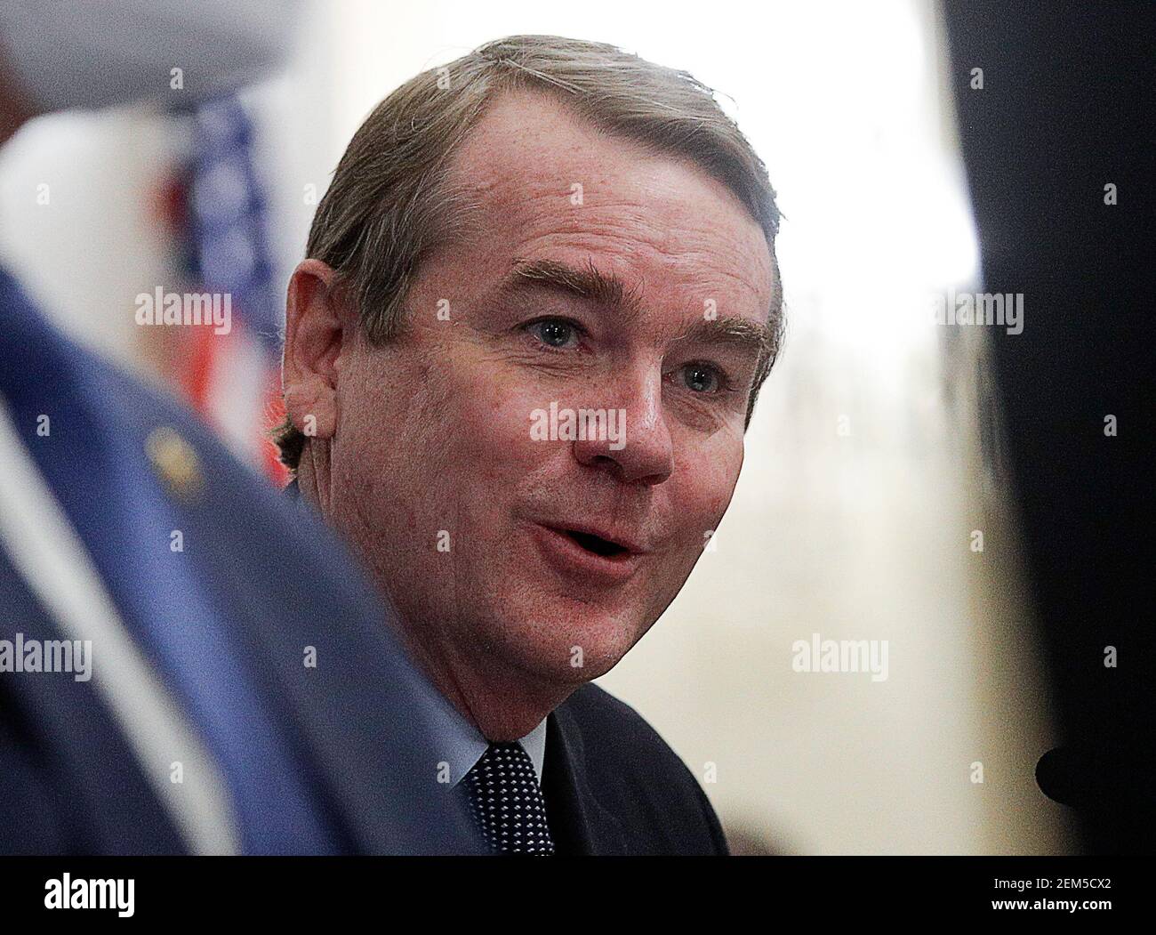 Il senatore americano Michael Bennett (D-CO) ascolta durante un'audizione del Comitato di intelligenza del Senato sulla nomina di William Burns a direttore della Central Intelligence Agency (CIA) su Capitol Hill a Washington, Stati Uniti, 24 febbraio 2021. Credit: Tom Brenner/Pool via CNP /MediaPunch Foto Stock