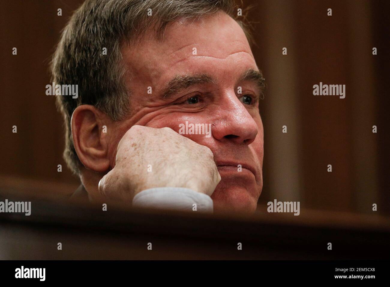 Il Senatore degli Stati Uniti Mark Warner (democratico della Virginia), Presidente della Commissione di selezione del Senato degli Stati Uniti sull'intelligenza ascolta durante un'audizione del Comitato di intelligenza del Senato sulla nomina di William Burns a direttore della Central Intelligence Agency (CIA) su Capitol Hill a Washington, Stati Uniti, 24 febbraio 2021. Credit: Tom Brenner/Pool via CNP /MediaPunch Foto Stock