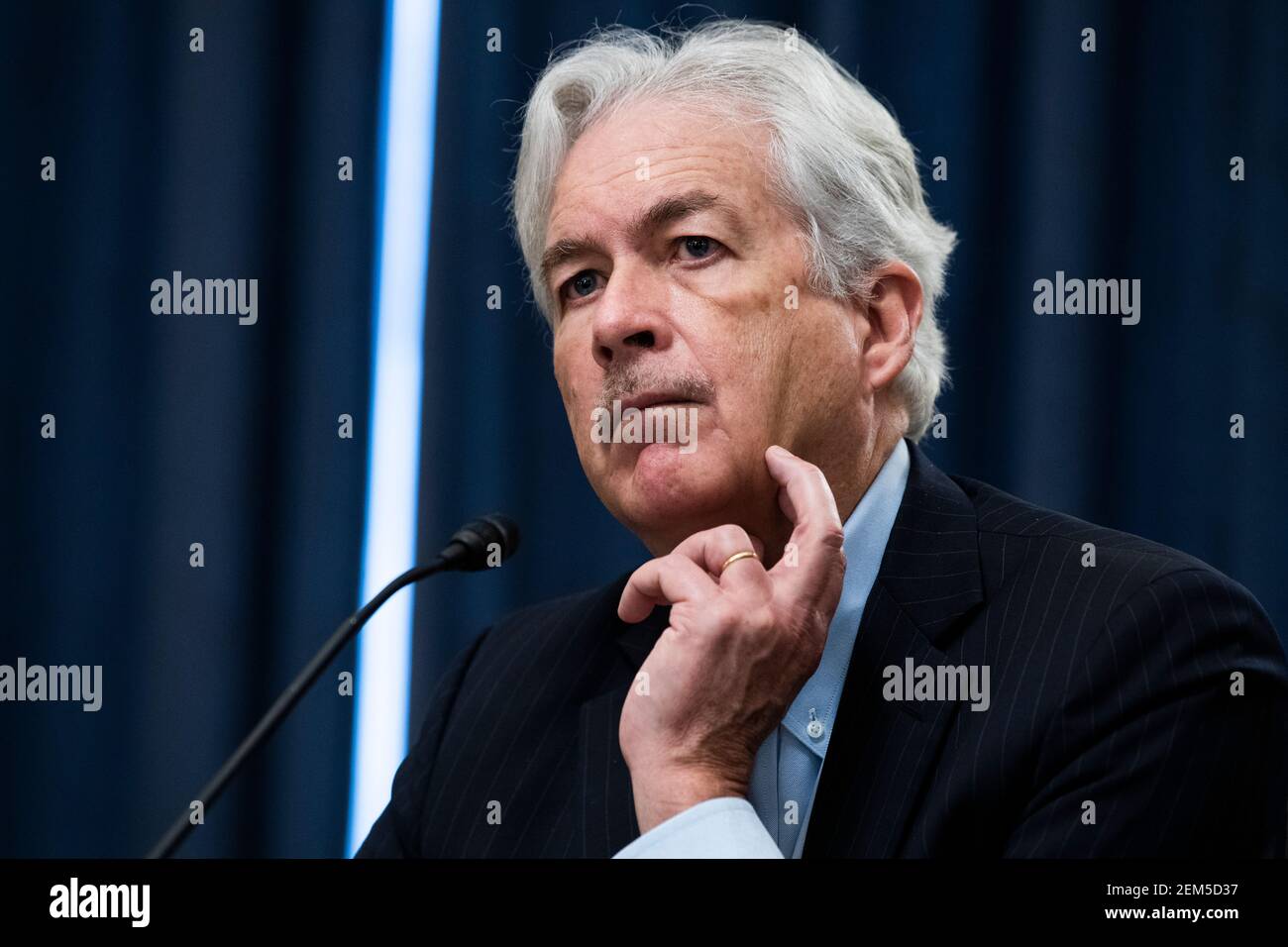 William Burns, candidato per direttore dell'Agenzia di intelligenza centrale, testimonia durante la sua audizione di conferma del Comitato di intelligenza del Senato a Russell Senato edificio dell'Ufficio a Capitol Hill a Washington, DC, mercoledì 24 febbraio 2021. Credito: Tom Williams/Pool via CNP /MediaPunch Foto Stock