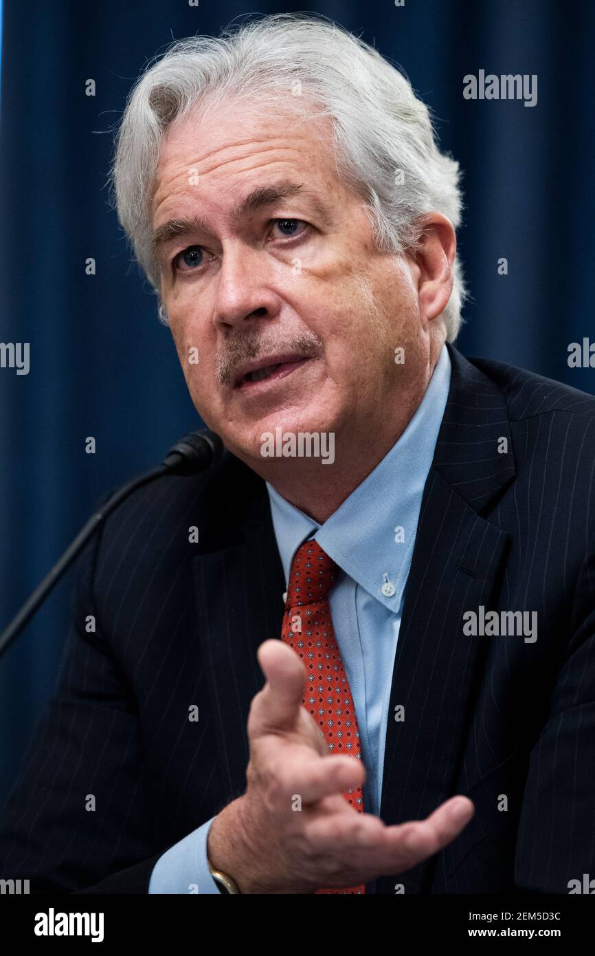 William Burns, candidato per direttore dell'Agenzia di intelligenza centrale, testimonia durante la sua audizione di conferma del Comitato di intelligenza del Senato a Russell Senato edificio dell'Ufficio a Capitol Hill a Washington, DC, mercoledì 24 febbraio 2021. Credito: Tom Williams/Pool via CNP /MediaPunch Foto Stock