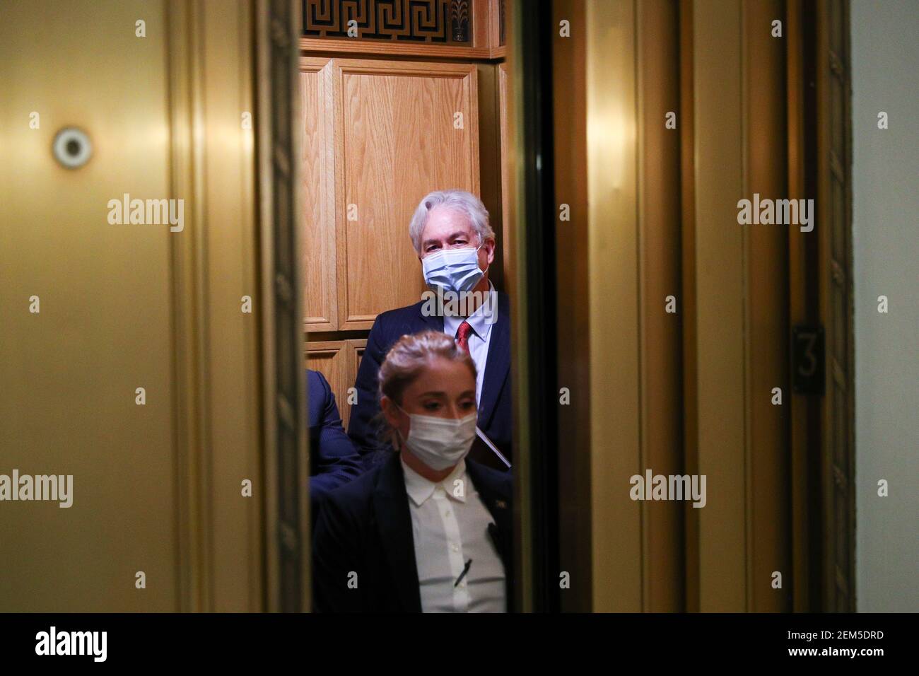 Washington, Stati Uniti d'America. 24 Feb 2021. William Burns sale su un ascensore mentre parte da un'audizione del Comitato di intelligenza del Senato sulla sua nomina a direttore della Central Intelligence Agency (CIA) su Capitol Hill a Washington, Stati Uniti, 24 febbraio 2021. Credit: Tom Brenner/Pool via CNP | Usage worldwide Credit: dpa/Alamy Live News Foto Stock
