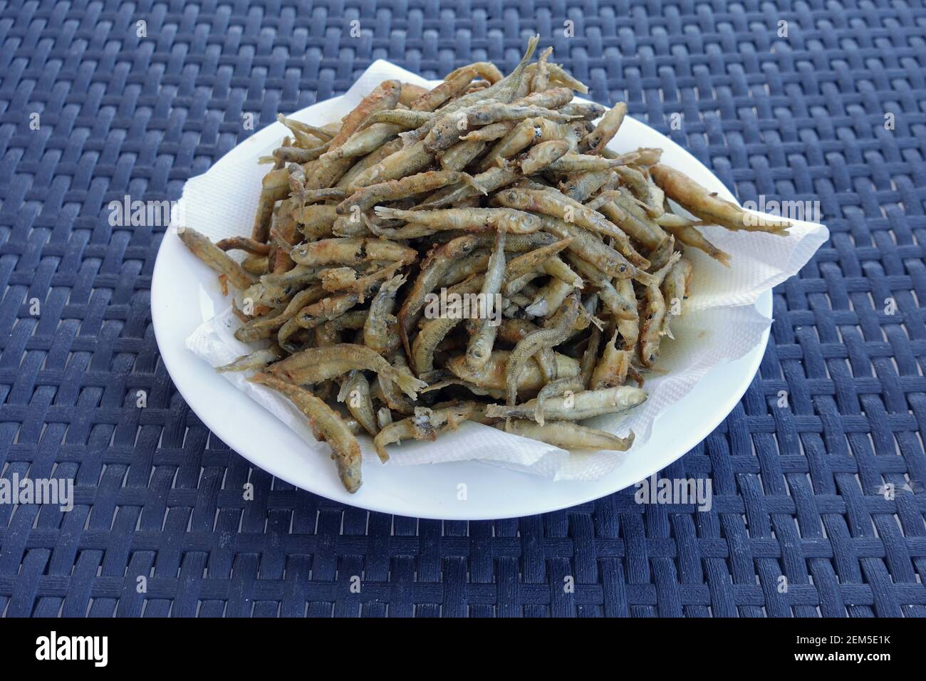 Piatto con pesce piccolo atherina fritto. Cibo greco. Foto Stock