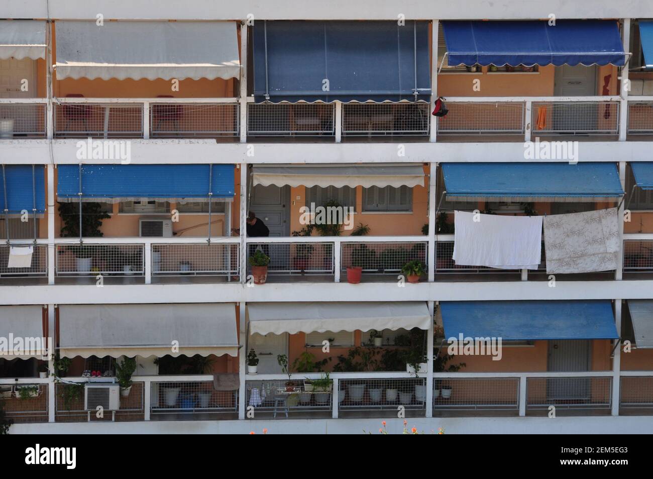 Atene, Grecia - 20 ottobre 2014: Appartamento costruzione balconi con tende nel centro di Atene. Foto Stock