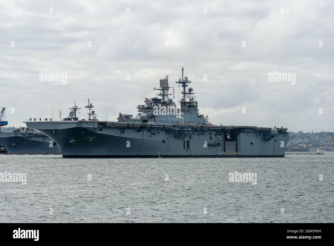 Portaerei nucleari che lasciano San Diego Bay. USS Midway nel porto di San Diego. Foto Stock