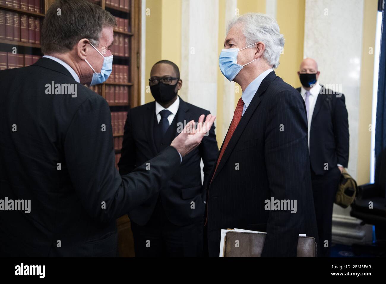 Washington, Stati Uniti. 24 Feb 2021. William Burns, di destra, nominato per il direttore dell'Agenzia di intelligenza centrale, parla con il presidente Mark Warner, D-Va., dopo la sua audizione di conferma del Comitato di intelligenza selezionata del Senato sulla nomina di William Burns a direttore dell'Agenzia di intelligenza centrale (CIA) su Capitol Hill a Washington, DC il 24 febbraio 2021. Foto in piscina di Tom Williams/UPI Credit: UPI/Alamy Live News Foto Stock