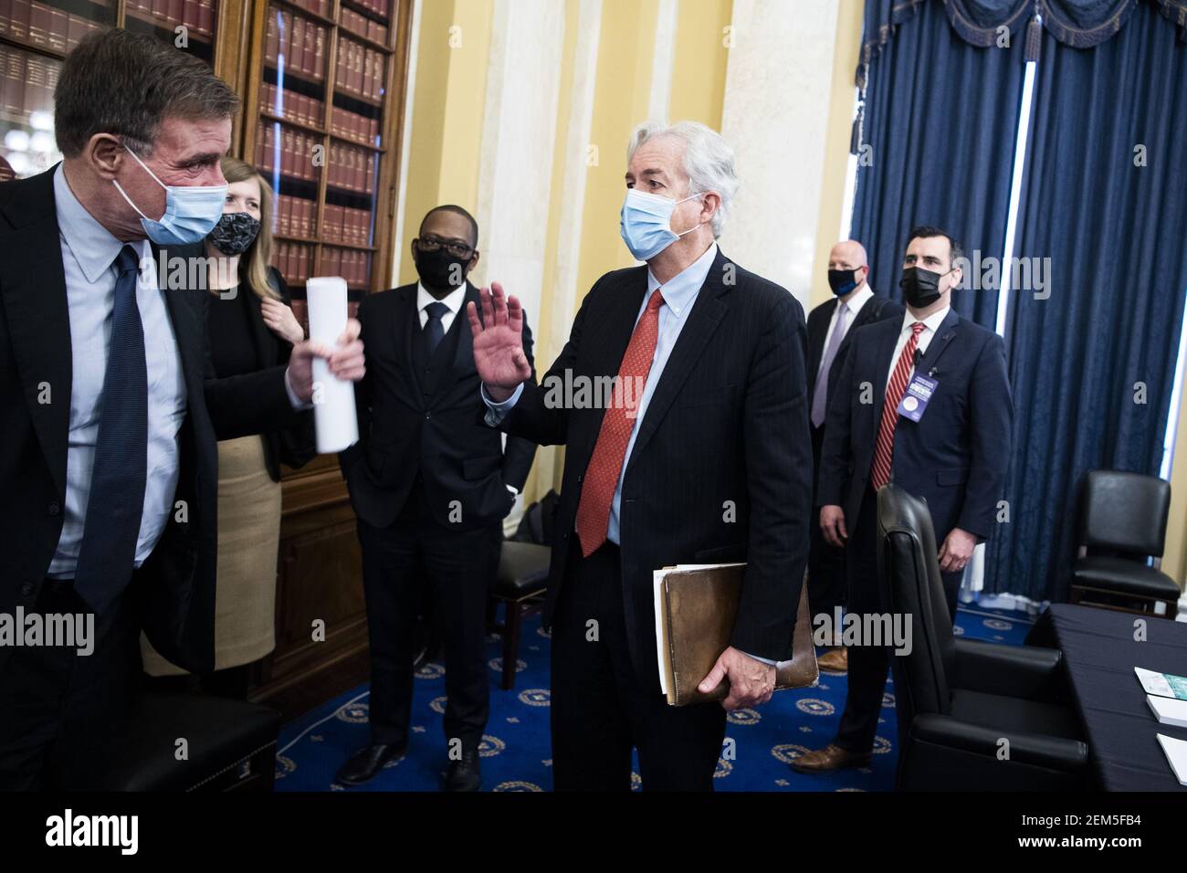 Washington, Stati Uniti. 24 Feb 2021. William Burns, nominato direttore della Central Intelligence Agency, esce dopo la conclusione del suo senato Select Intelligence Committee conferma audizione sulla nomina di William Burns a direttore della Central Intelligence Agency (CIA) su Capitol Hill a Washington, DC il 24 febbraio 2021. Foto in piscina di Tom Williams/UPI Credit: UPI/Alamy Live News Foto Stock