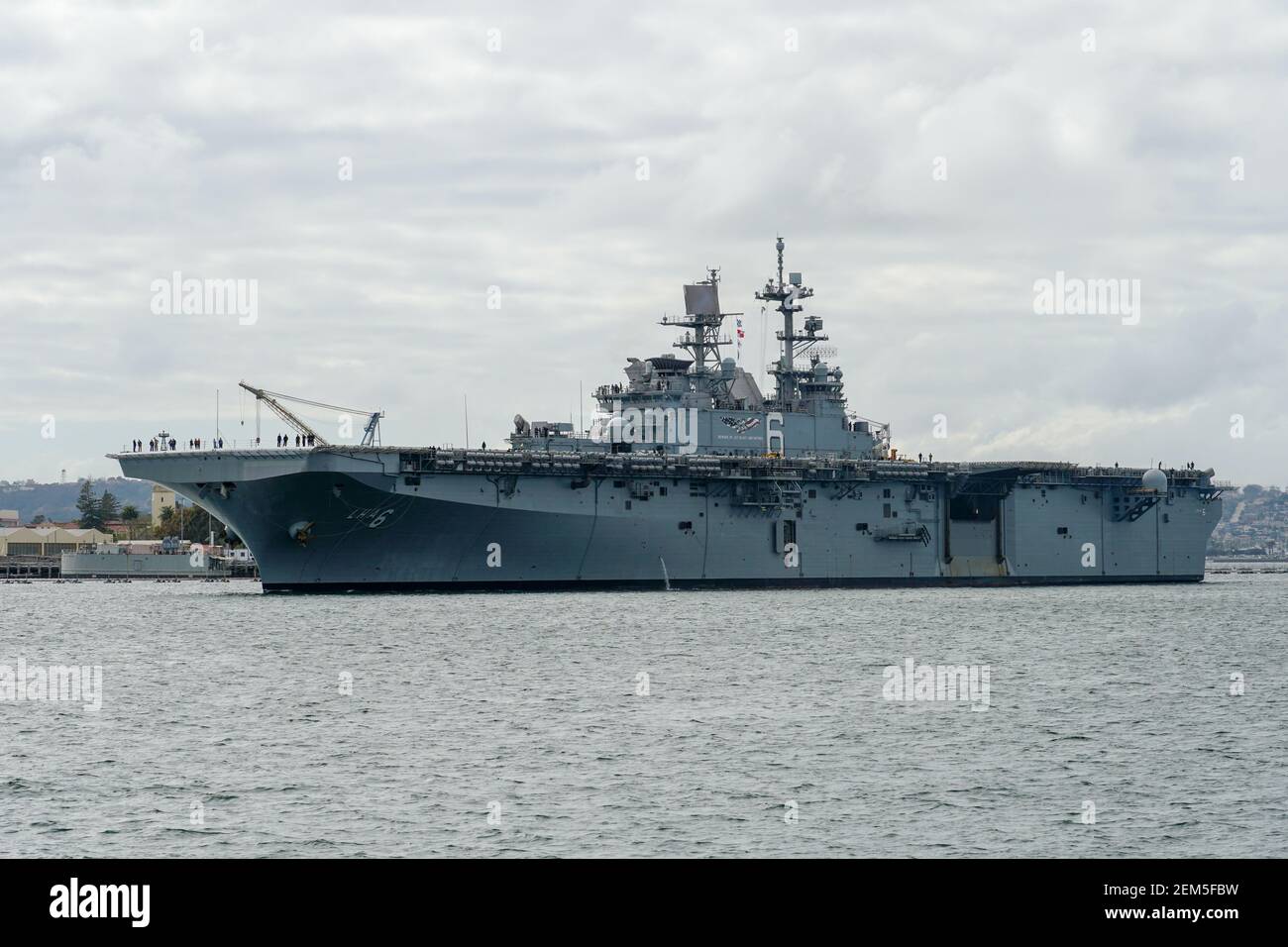 Portaerei nucleari che lasciano San Diego Bay. USS Midway nel porto di San Diego. Foto Stock