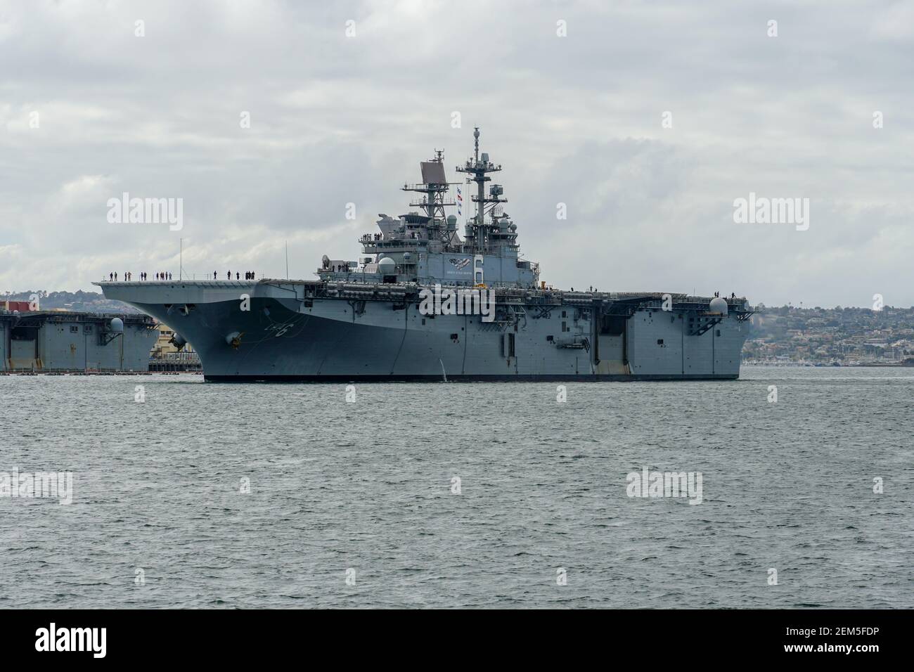 Portaerei nucleari che lasciano San Diego Bay. USS Midway nel porto di San Diego. Foto Stock