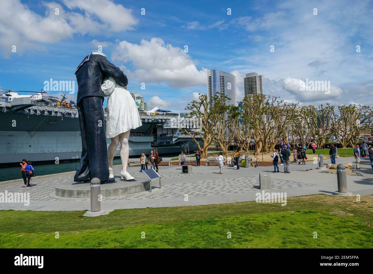 La statua del marinaio baciante, il porto di San Diego, conosciuto anche come resa incondizionata, ricrea il famoso abbraccio tra un marinaio e un'infermiera che celebra il Foto Stock