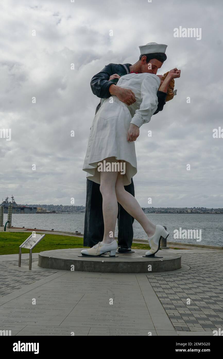 La statua del marinaio baciante, il porto di San Diego, conosciuto anche come resa incondizionata, ricrea il famoso abbraccio tra un marinaio e un'infermiera che celebra il Foto Stock
