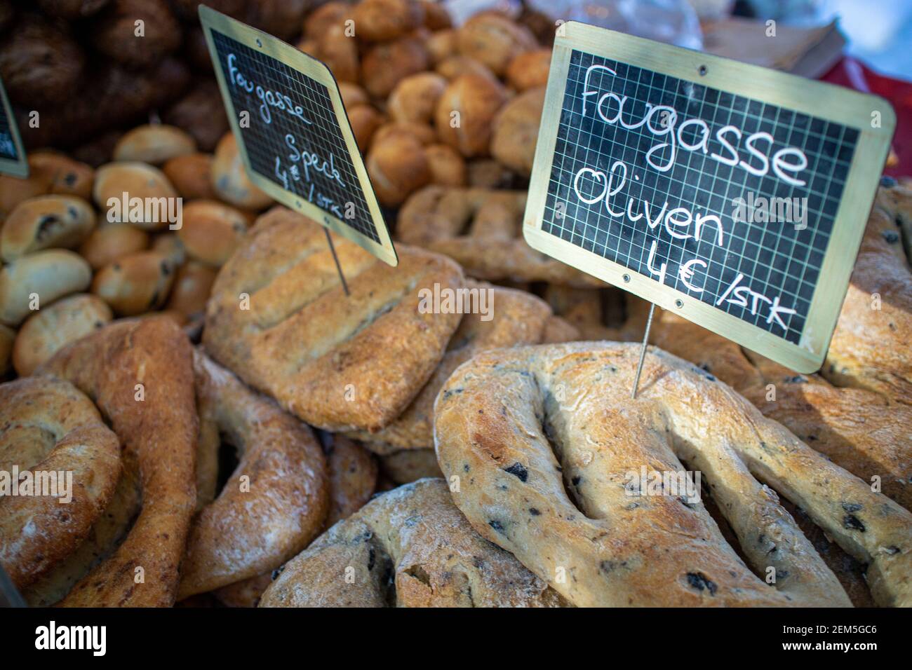 Neckargemuend, Germania: 6 settembre 2019: Vari tipi di pane esposti in un mercato gourmet con prodotti francesi Foto Stock
