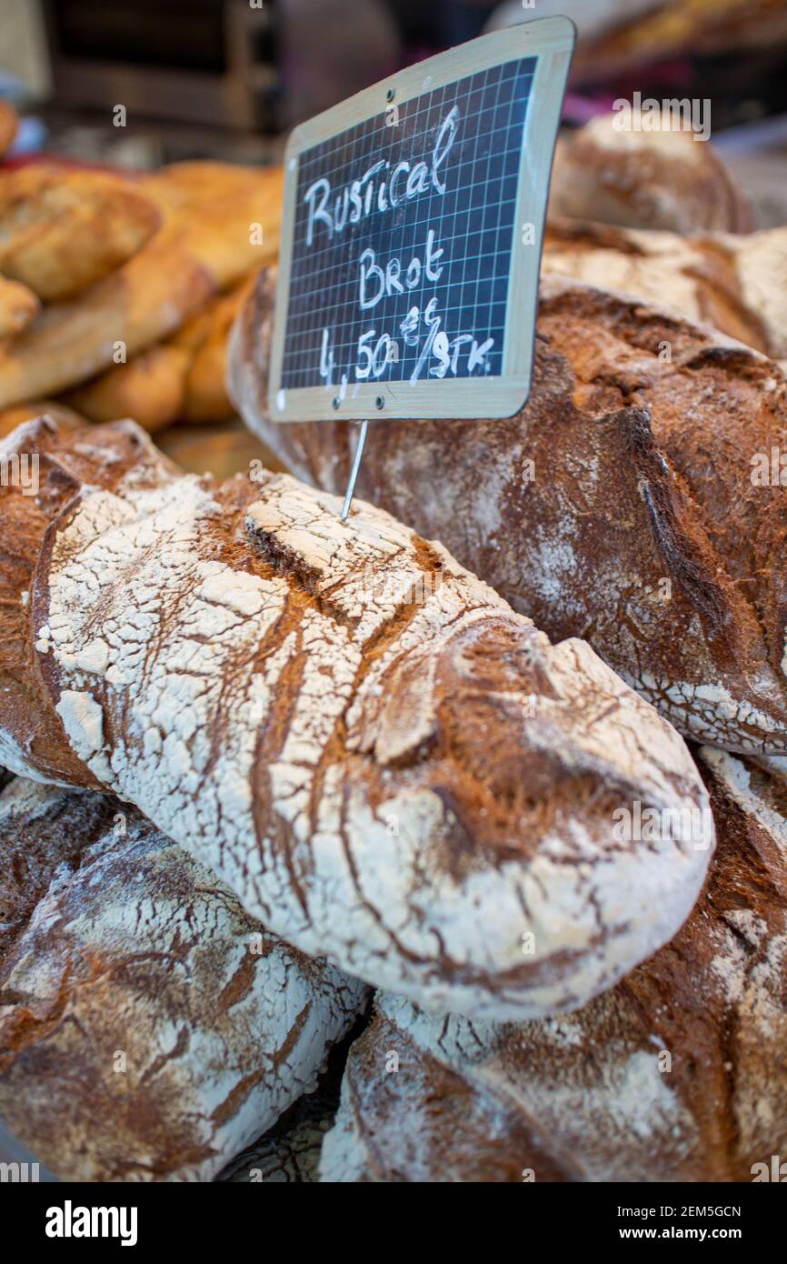 Neckargemuend, Germania: 6 settembre 2019: Baguette e altri tipi di pane esposti in un mercato gourmet con prodotti francesi Foto Stock