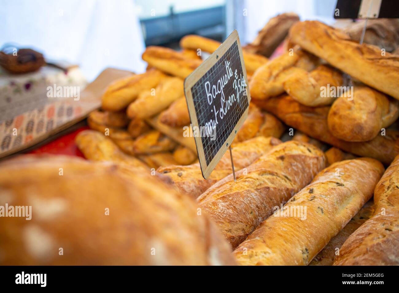 Neckargemuend, Germania: 6 settembre 2019: Baguette e altri tipi di pane esposti in un mercato gourmet con prodotti francesi Foto Stock