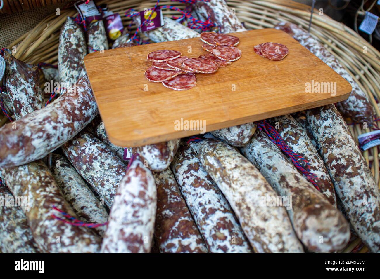 Neckargemuend, Germania: 6 settembre 2019: Salame in un mercato gourmet con prodotti francesi Foto Stock