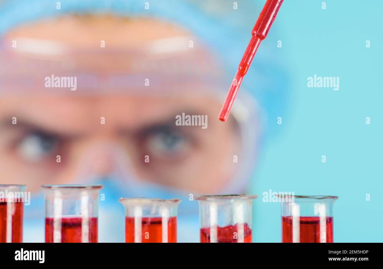 Il medico lavora con il campione di sangue. Analisi di laboratorio. Test medico. Ricerca sul sangue. Lo scienziato fa l'esame del sangue. Foto Stock