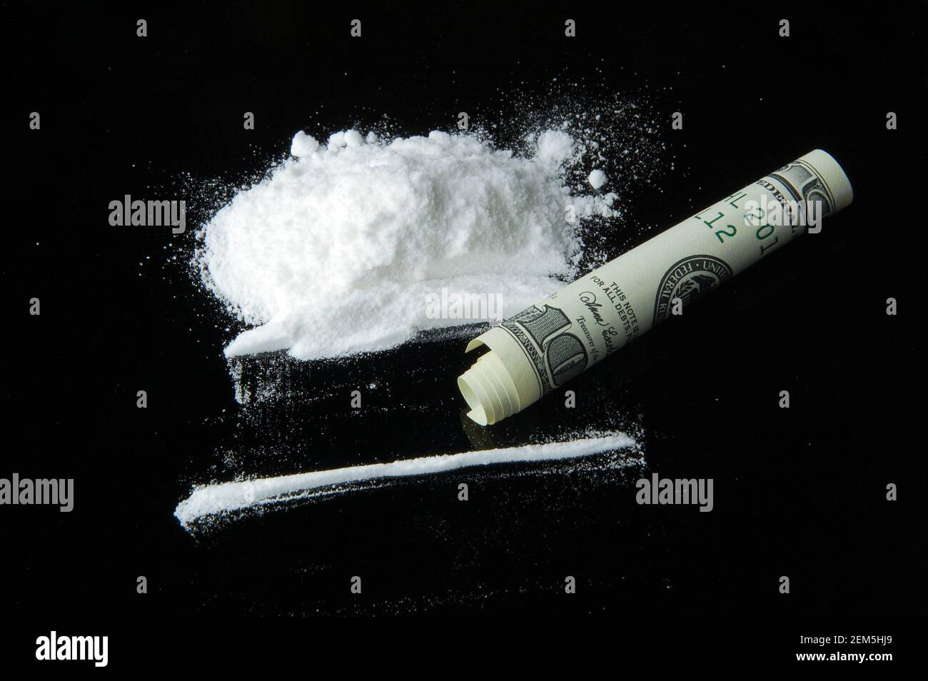 Mucchio di cocaina e denaro su sfondo nero. Tossicodipendente. Foto Stock