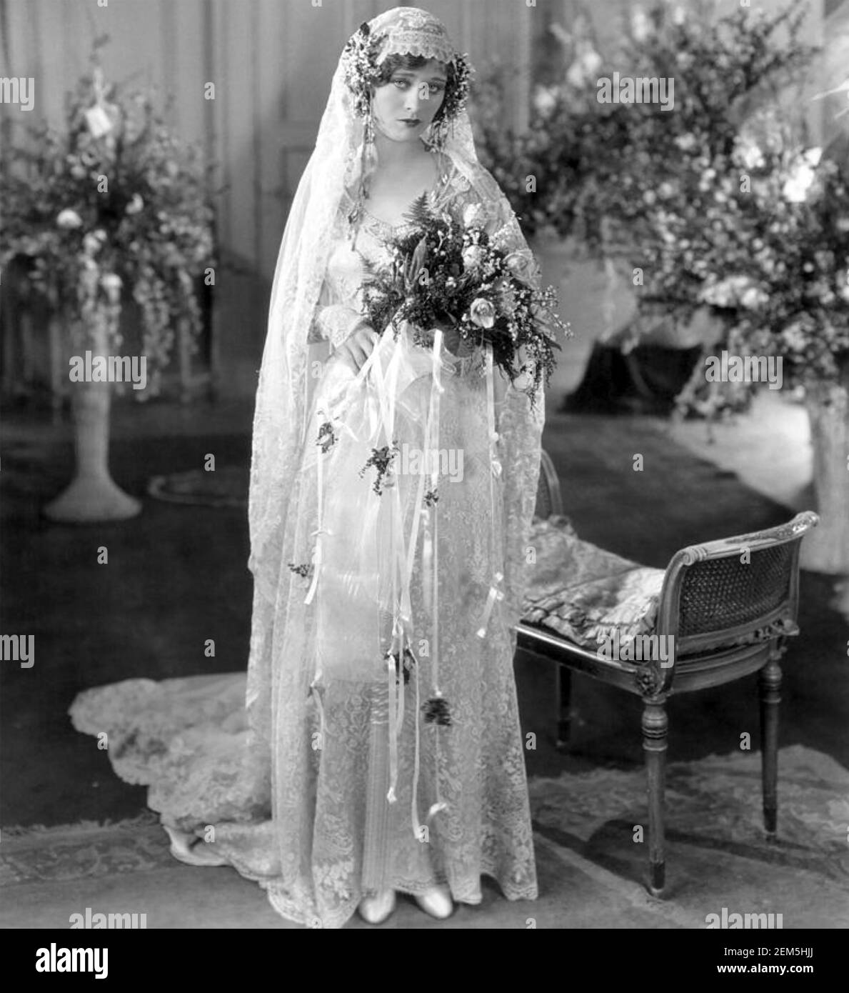 DOLORES COSTELLO (1903-1979) attrice cinematografica americana in abito da sposa per Il suo matrimonio con John Barrymore nel novembre 1928 Foto Stock