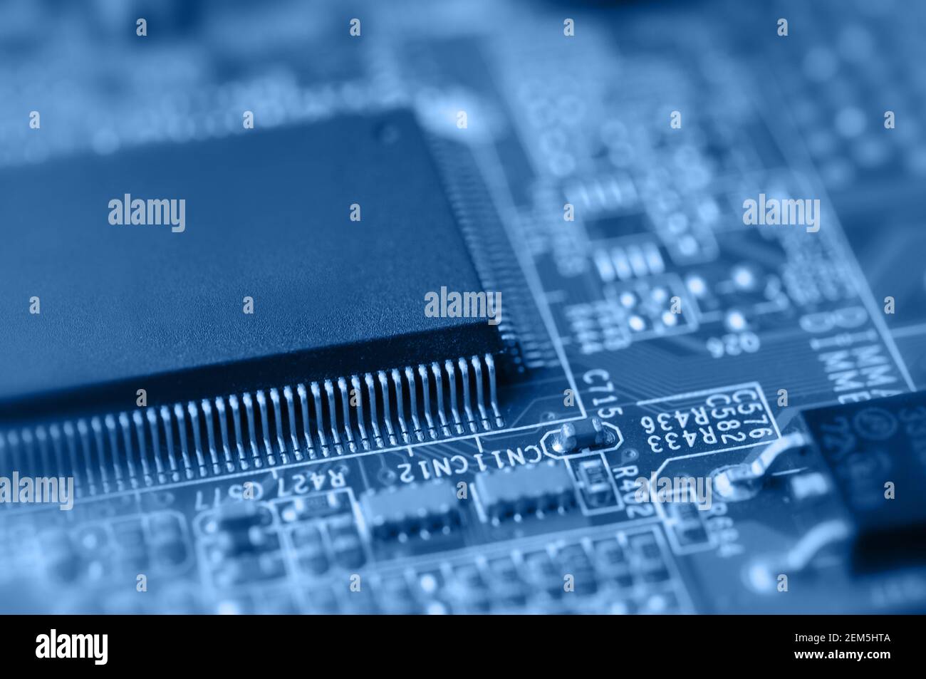Primo piano della scheda a circuito elettronico con chip. Macro con dof estremamente basso. Foto Stock