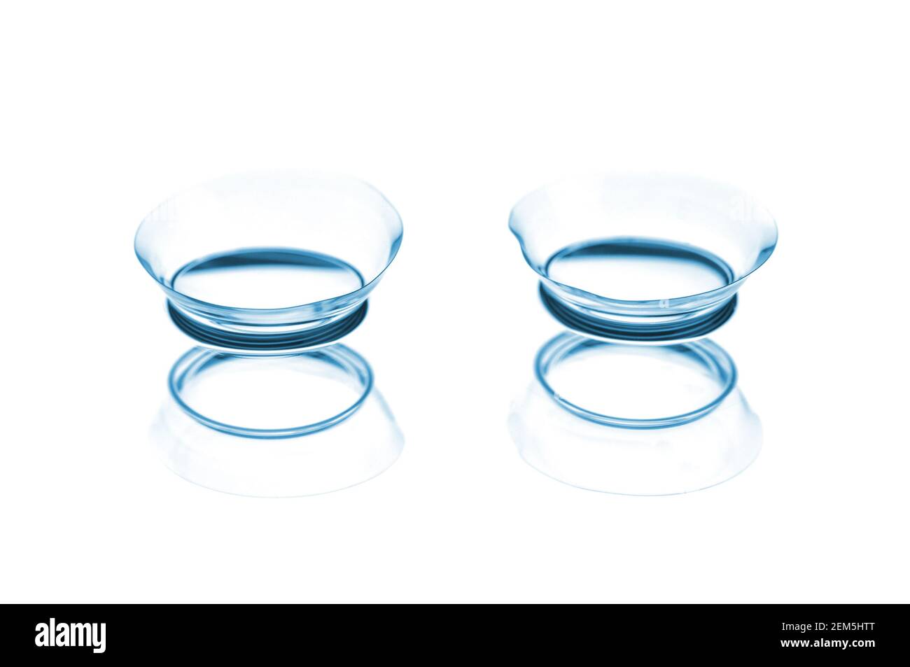 Due lenti a contatto con riflessi, isolate su sfondo bianco Foto Stock