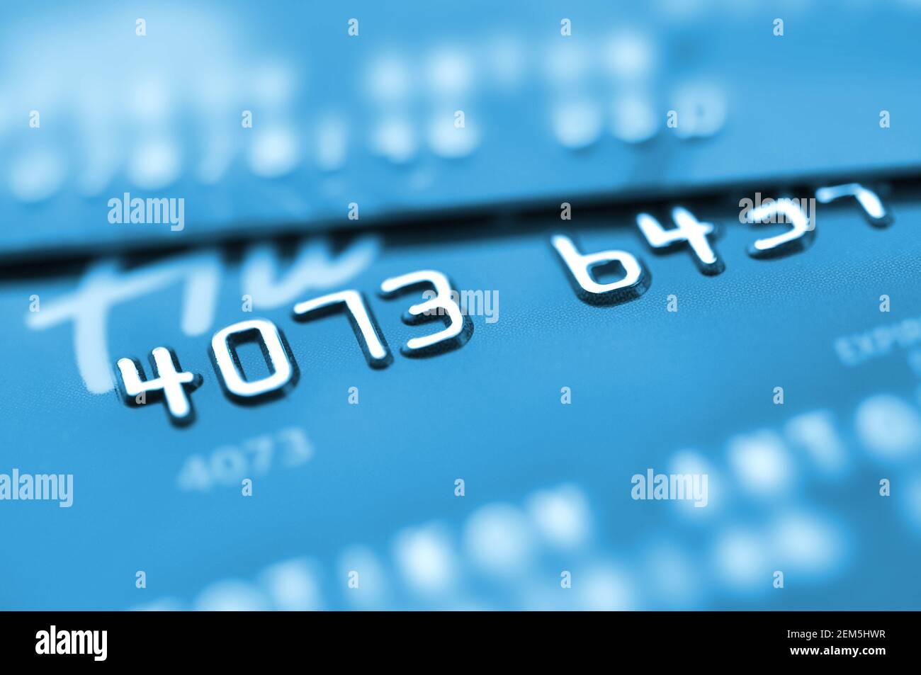 Carte di credito in tonalità blu con profondità di campo poco profonda. Carta di debito e pagamento senza contanti. Foto Stock