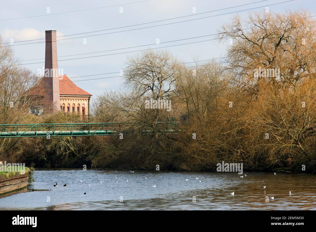 Il fiume Lea in inverno vicino alle Walthamstow Wetlands, con lo storico edificio Engine House sullo sfondo Foto Stock