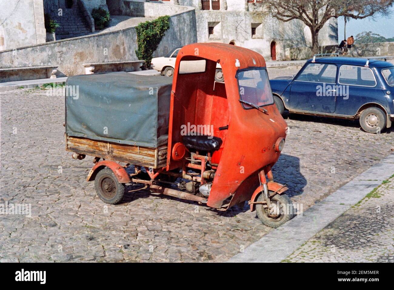 Piaggio Ape veicolo commerciale leggero e Mini, 05 febbraio 1982, Sintra, Portogallo Foto Stock