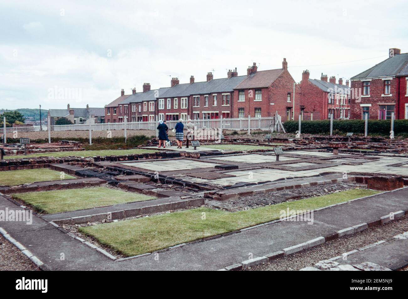 South Shields vicino a Newcastle - rovine di un grande forte romano Arbeia, guarnigione chiave che sorvegliava la rotta marittima verso il Muro di Adriano. La sede centrale. Scansione di archivio da un vetrino. Giugno 1974. Foto Stock