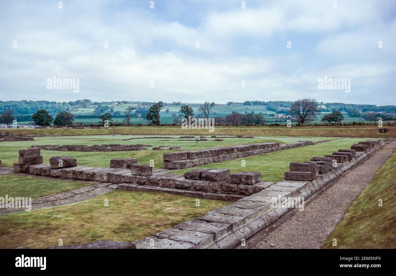 Corbridge vicino Hexham, Northumberland, Inghilterra - rovine di un grande forte romano Coria, una guarnigione che custodisce il Muro di Adriano. East Compound, negozi Severan. Scansione di archivio da un vetrino. Giugno 1974. Foto Stock