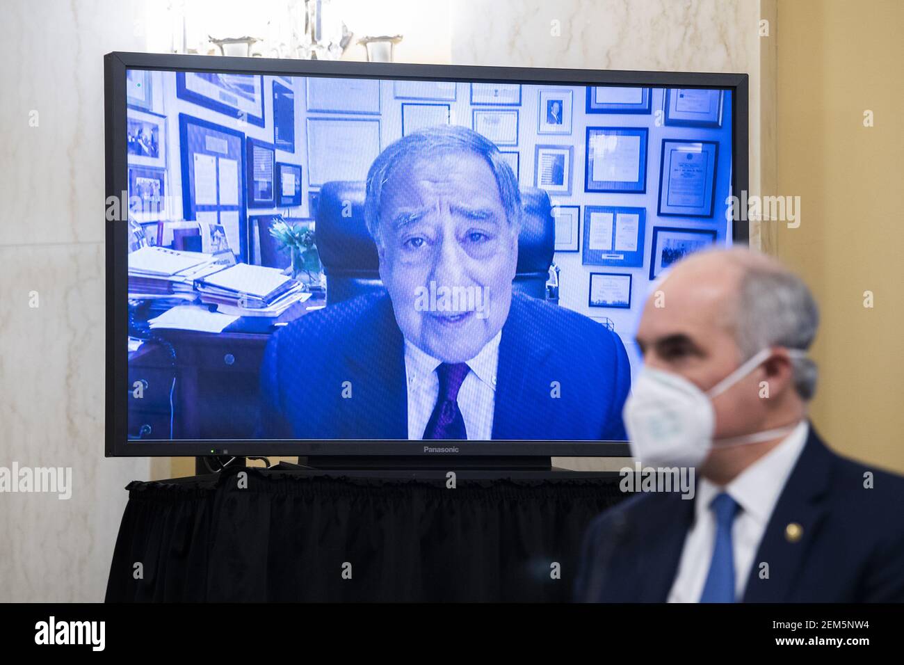 Washington, Stati Uniti. 24 Feb 2021. L'ex direttore della CIA Leon Panetta, a seguito di un monitoraggio, fa osservazioni a nome di William Burns, nominato direttore della Central Intelligence Agency, durante la sua audizione di conferma del Senato della Select Intelligence Committee su "proposte legislative per mettere il servizio postale su basi finanziarie sostenibili" a Capitol Hill a Washington, DC, il 24 febbraio 2021. Foto in piscina di Tom Williams/UPI Credit: UPI/Alamy Live News Foto Stock