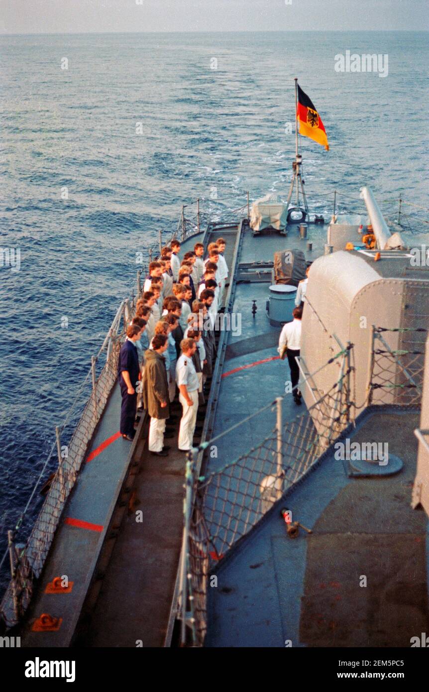 Muster a poppa, febbraio 1982, nave marina tedesca Destroyer 5, Fletcher, Mar Mediterraneo al largo della Spagna Foto Stock
