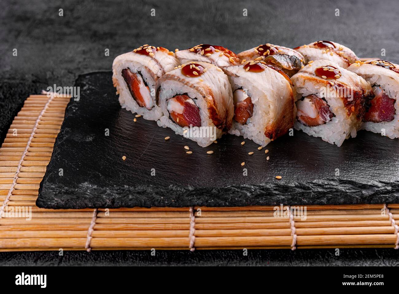 Philadelphia Roll sushi con salmone, anguilla affumicata, cetriolo, avocado, crema di formaggio, caviale rosso. Menu Sushi. Il cibo giapponese. Foto Stock