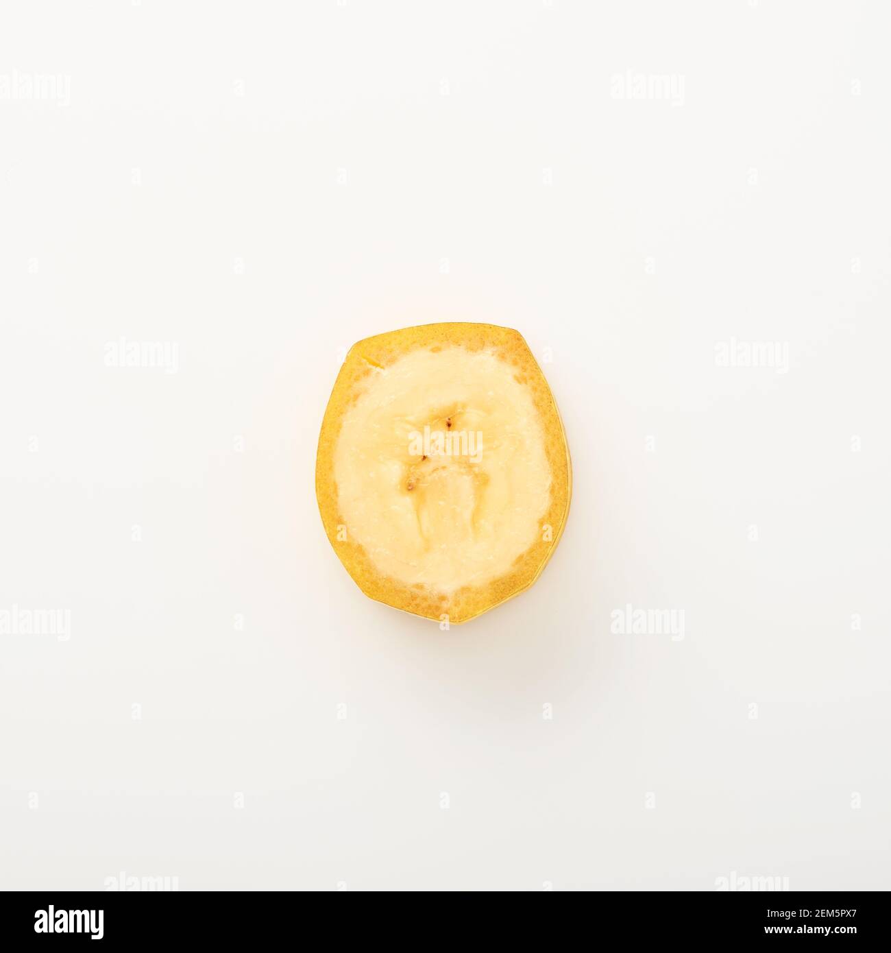 Una fetta di banana, senza buccia. Isolato su sfondo bianco con tracciato di ritaglio. Riprese in studio. Foto Stock