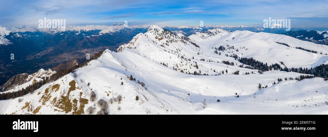 Vista aerea della croce di ferro sulla cima del Pizzo Formico in inverno. Monte Faro, Gandino, Valgandino, Val Seriana, provincia di Bergamo, Lombardia, Italia. Foto Stock