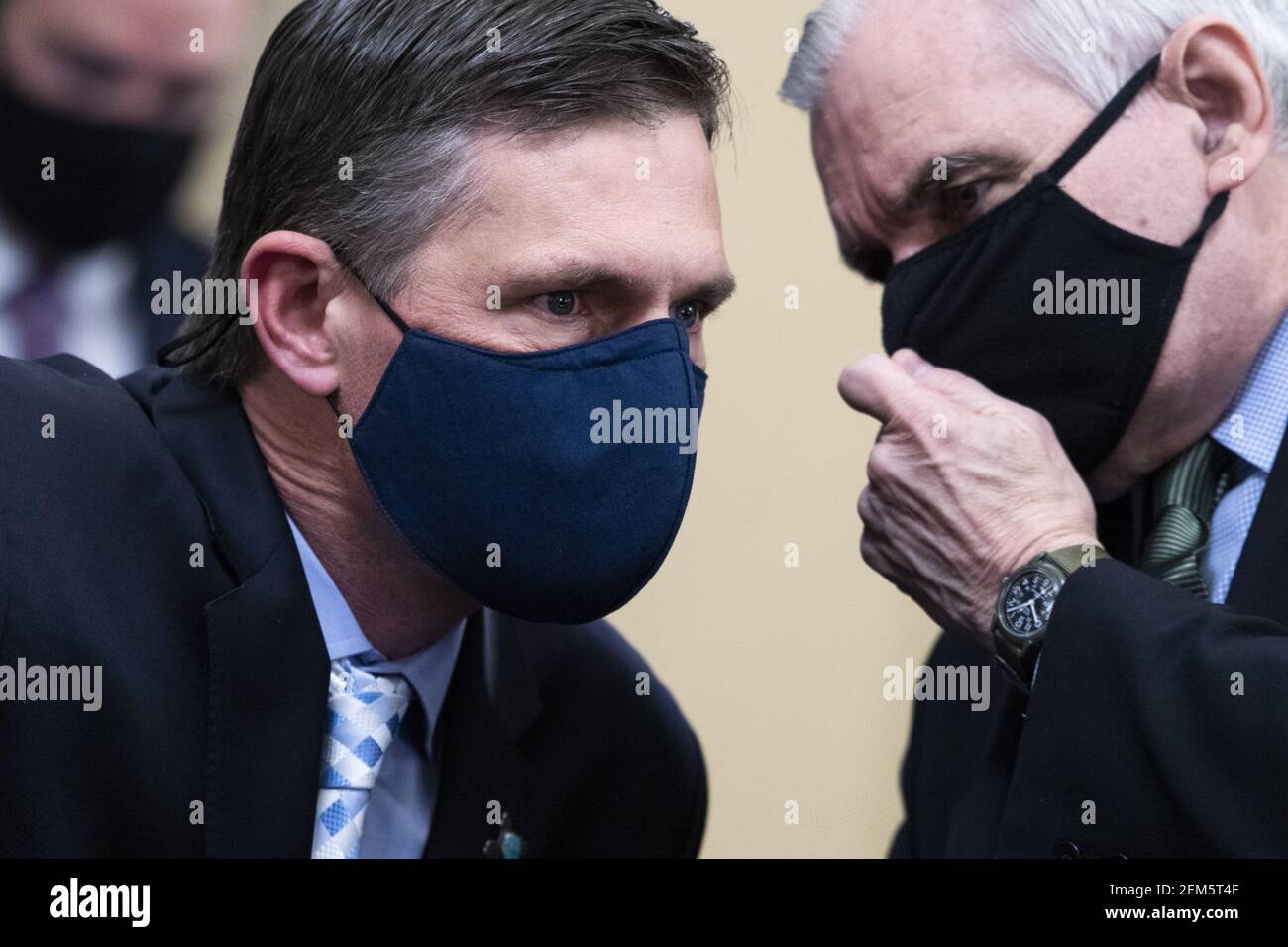 Washington, Stati Uniti. 24 Feb 2021. SENS. Martin Heinrich, D-N.M., a sinistra, e Jack Reed, D-R.I., partecipano all'audizione di conferma del Comitato di intelligenza del Senato per William Burns, nominato direttore dell'Agenzia di intelligenza centrale, presso l'Ufficio del Senato di Russell Building a Capitol Hill a Washington, DC il 24 febbraio 2021. Foto in piscina di Tom Williams/UPI Credit: UPI/Alamy Live News Foto Stock