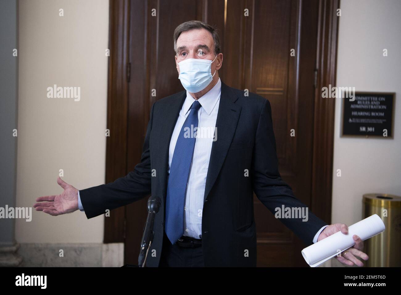 Washington, Stati Uniti. 24 Feb 2021. Il Presidente Sen. Mark Warner, D-Va., arriva per l'audizione di conferma del Comitato di intelligenza selezionata del Senato per William.Burns, nominato direttore della Central Intelligence Agency, presso l'Ufficio del Senato di Russell Building a Capitol Hill, Washington, DC, il 24 febbraio 2021. Foto in piscina di Tom Williams/UPI Credit: UPI/Alamy Live News Foto Stock